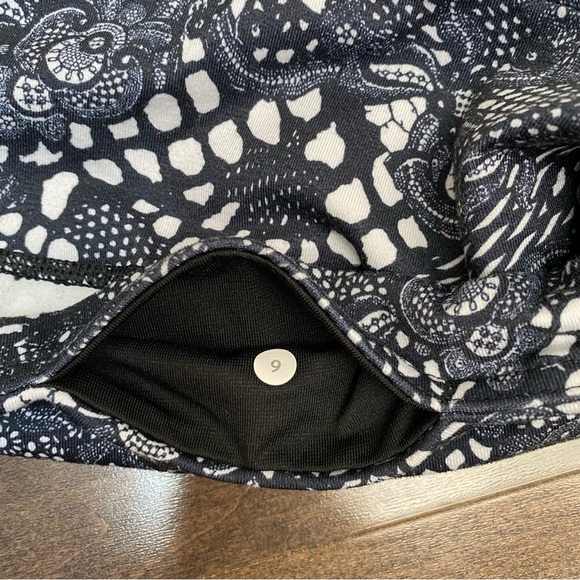 Lululemon Wunder Crop in Pretty Lace White Black - Picture 7 of 10